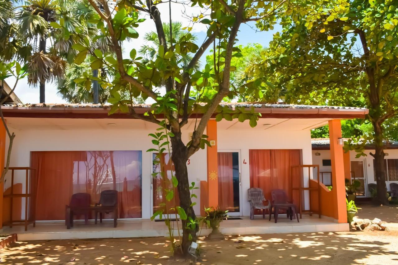 Golden Beach Cottages Тринкомали Экстерьер фото